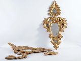 un miroir posé par terre à côté d'un autre miroir