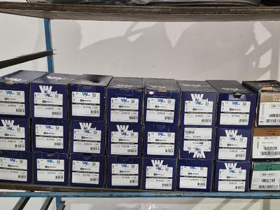 de nombreux paquets de cigarettes posés sur une étagère dans une pièce