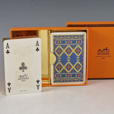 une boîte contenant une carte à jouer