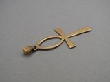 un gros plan d'une croix en or sur laquelle figure le symbole du poisson