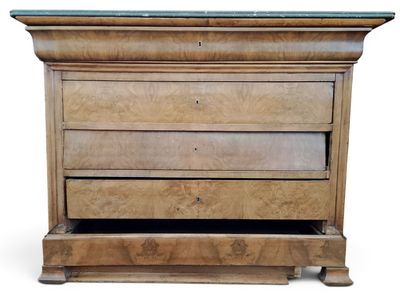 Commode à doucine, dessus de marbre gris.
