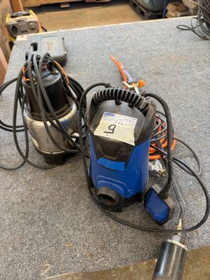 deux outils électriques posés par terre l'un à côté de l'autre
