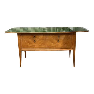 une table en bois avec un plateau en verre sur fond blanc