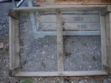 un cadre en bois avec un treillis métallique à l'intérieur