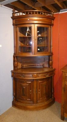 un meuble en bois avec une porte en verre dans une pièce