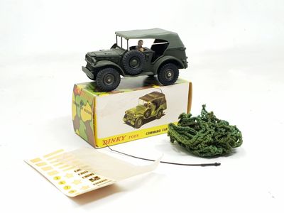 une jeep de l'armée en jouet et une boîte sur laquelle est collé un autocollant