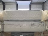 de nombreux matelas empilés les uns sur les autres dans un entrepôt