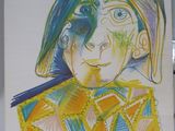 dessin représentant une femme portant un chapeau bleu et une veste jaune
