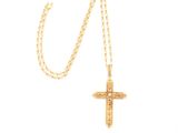 un pendentif en forme de croix en or avec une chaîne, sur fond blanc