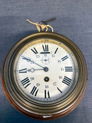 une horloge dont le cadran comporte des chiffres romains