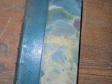 un livre à la couverture bleue posé sur une table en bois