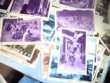 beaucoup de vieilles photos de personnes sur la table