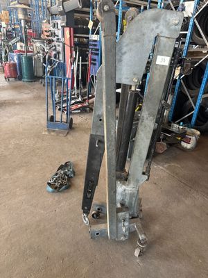 une photo d'un gros objet métallique dans un entrepôt