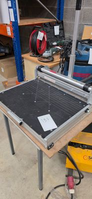 une image représentant une table sur laquelle est posé un panneau solaire