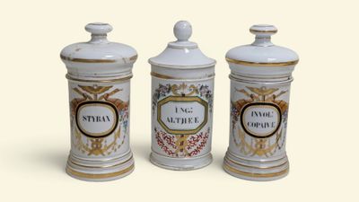 PORCELAINE DE PARIS Collection de trois flacons à pharmacie …