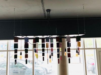 un lustre composé de bouteilles suspendues au plafond