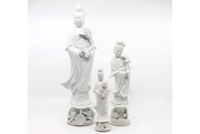 CHINE, XXe siècle Ensemble de trois guanyns en porcelaine bl…