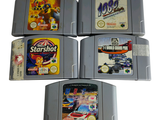 quatre cartouches de jeux Nintendo empilées les unes sur les autres sur une surface blanche