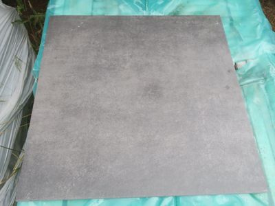 un gros plan sur un morceau de béton posé sur une bâche en plastique