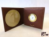 un portefeuille en cuir marron avec une montre à l'intérieur