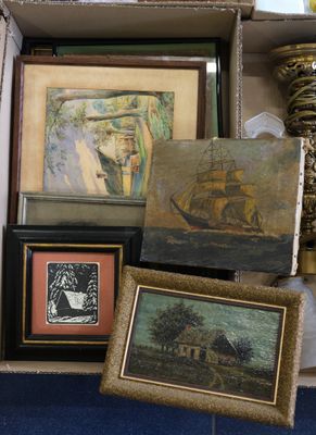 une boîte remplie d'œuvres d'art diverses, encadrées ou non