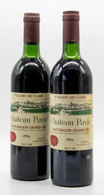 deux bouteilles de vin posées l'une à côté de l'autre sur une surface blanche