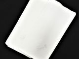 un morceau de papier blanc posé sur une surface noire