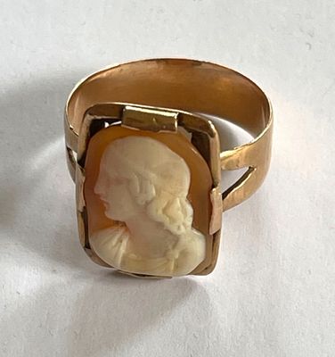 une bague en or sur laquelle est gravée l'image d'une femme