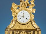 une horloge en or posée sur une table en marbre