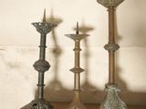trois bougies posées sur une étagère