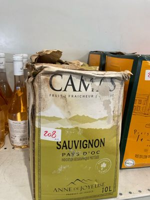 une boîte de vin posée sur une étagère à côté d'autres bouteilles