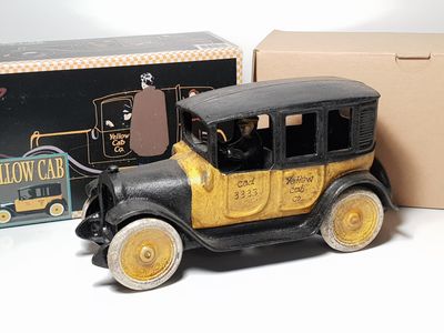 Taxi "Yellow Cab" en fonte, L : 22,5 cm, avec son carton d'o…