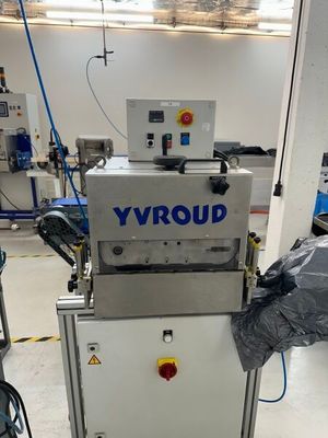 une machine qui se trouve à l'intérieur d'un bâtiment