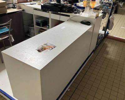 2 meubles de caisse en stratifié blanc avec retour (sans mat…