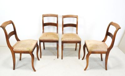 quatre chaises en bois avec dossier et coussins d'assise en rotin
