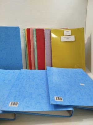 de nombreux dossiers de différentes couleurs et tailles sur une étagère