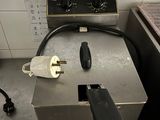 une photo d'une cuisine équipée d'une friteuse et d'autres appareils électroménagers