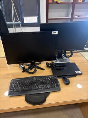 un bureau d'ordinateur équipé de deux écrans et d'un clavier