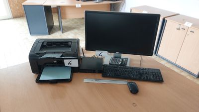 un bureau sur lequel se trouvent un ordinateur, une imprimante, un clavier et une souris