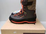 Les bottes sont dans la boîte posée sur la table.