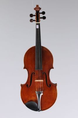 un vieux violon suspendu à une ficelle accrochée au mur