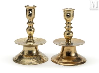 paire de chandeliers anciens en laiton sur fond blanc