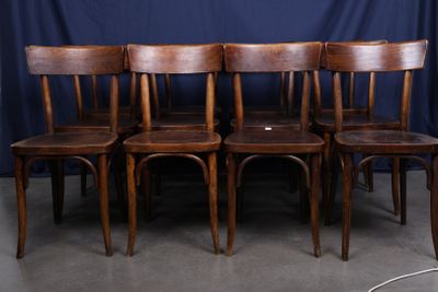six chaises en bois alignées les unes à côté des autres dans une pièce