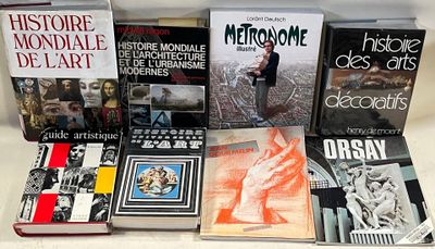 plusieurs livres sur une table blanche avec un fond blanc