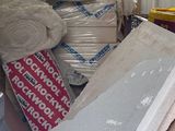 une pile de boîtes et d'autres objets dans une pièce