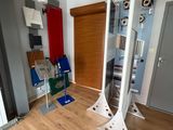 une pièce avec une porte et une chaise à l'intérieur
