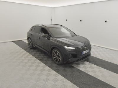 une image d'une voiture garée dans un garage