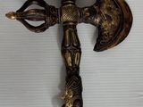 une image représentant une croix en métal surmontée d'un oiseau