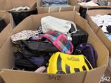 une boîte en carton remplie de vêtements et d'autres objets