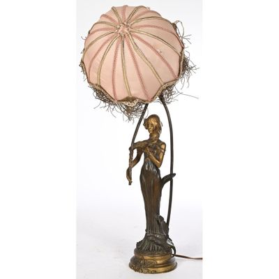 une image représentant une statue d'une femme tenant un parapluie rose